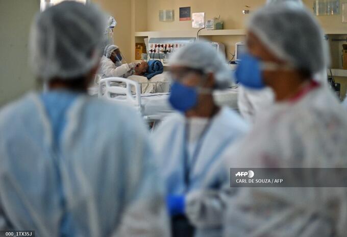 Médicos atienden a paciente en Niteroi, Río de Janeiro Médicos atienden a paciente en Niteroi, Río de Janeiro