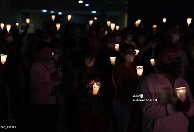 Trabajadores de la salud oran por el enfermero Manuel de Jesus Merino, muerto por coronavirus en Tijuana Trabajadores de la salud oran por el enfermero Manuel de Jesus Merino, muerto por coronavirus en Tijuana