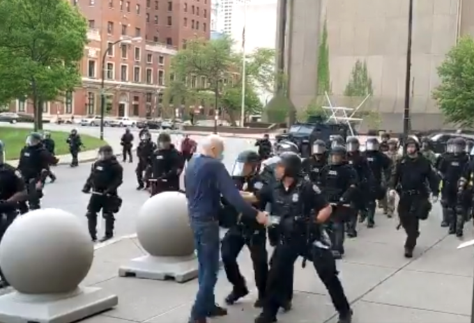 Policías empujan a un hombre de 75 años en Buffalo, EE.UU.