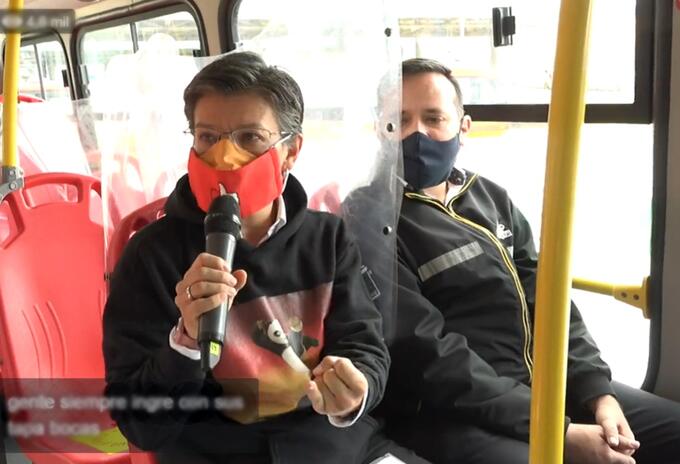 División con láminas en buses de Sitp y Transmilenio