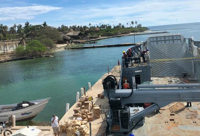 Armada entrega ayudas humanitarias y 150,000 litros de agua a habitantes de archipièlago de San Bernardo