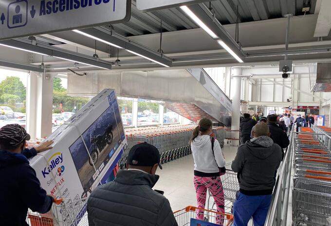 Día sin IVA: largas filas en establecimientos