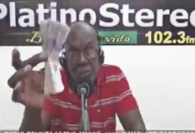 El periodista mostró el dinero en una transmisión en vivo de Platino Stéreo.