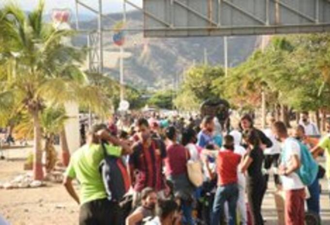 Aglomeración de venezolanos en la zona de frontera