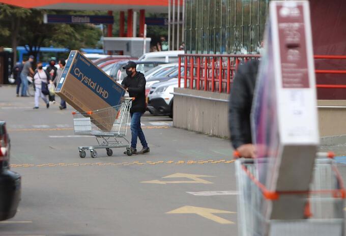 Día sin IVA: largas filas en establecimientos