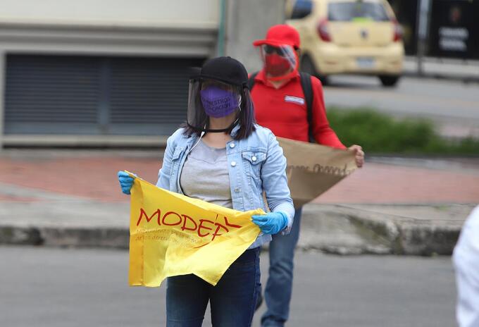 Maestros protestaron en las afueras del Ministerio de Educación.