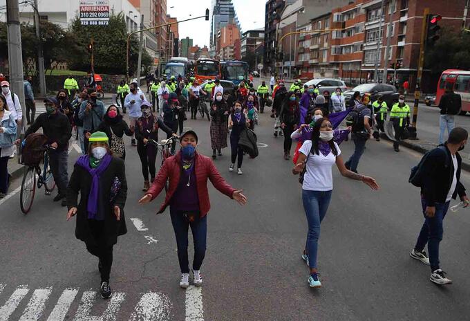 Marcha feminista en Bogotá / reclamo contra feminicidios en Colombia