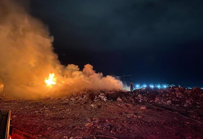 Dentro de las primeras causas establecidas señalan que el fuego fue provocado por habitantes de calle de la zona.
