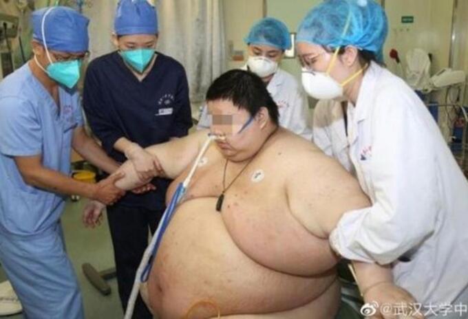 Zhou siendo atendido por el personal médico