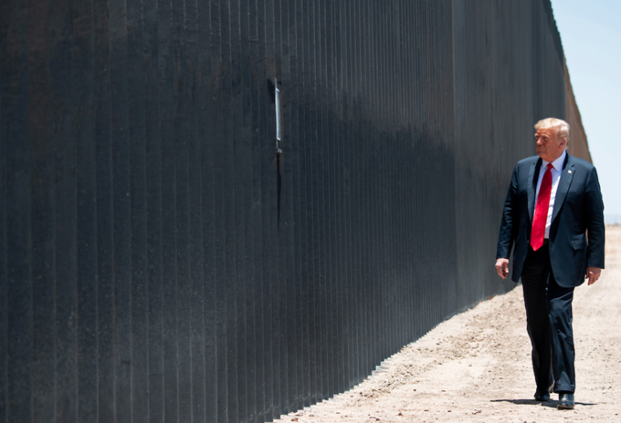 Donald Trump junto al muro fronterizo entre EE.UU. y México