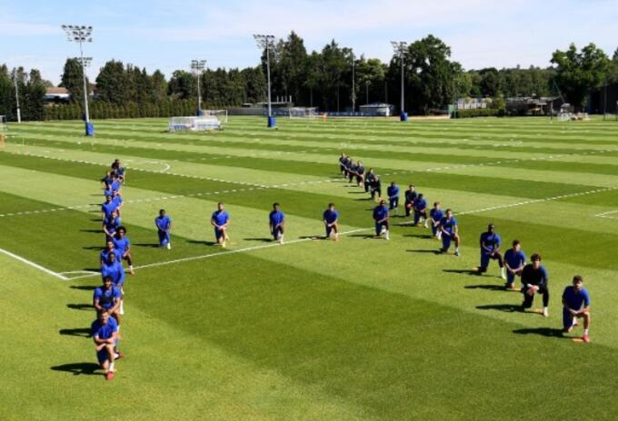 Protesta pacífica de jugadores del Chelsea contra el racismo