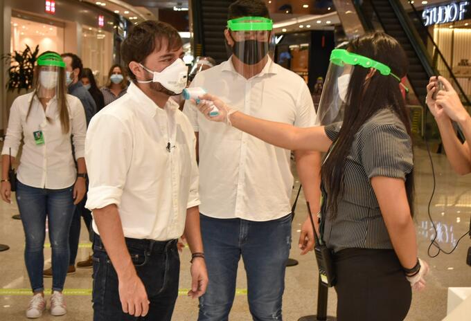 Desde la entrada al centro comercial realizarán control de los clientes.