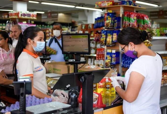 Con presencia física y drones se vigilaron sitios de aglomeración