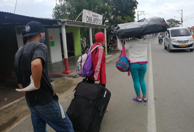 Migrantes venezolanos caminan