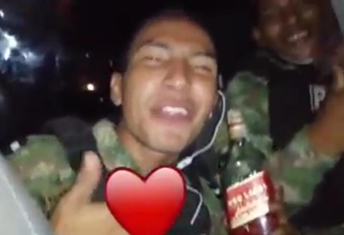 Los uniformados estaban con una botella de licor realizando el patrullaje.