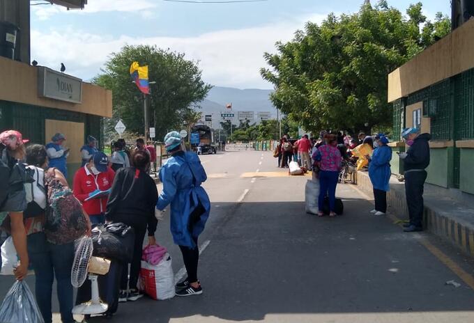 Cientos de venezolanos llegan a diario a las zonas de frontera para regresar a su país
