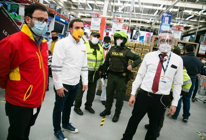 Secretario de Gobierno de Bogotá, Luis Ernesto Gómez (centro), durante operativo de cierre de Alkosto