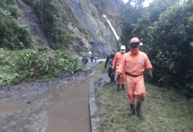 Defensa Civil y Cruz Roja, llegaron ala zona de derrumbe