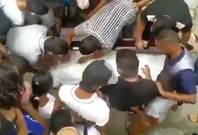 Las personas abrieron el féretro y las bolsas donde estaba el cadáver.
