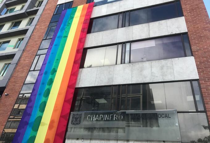 Alcaldía de Chapinero instaló bandera LGBTI para el "día del orgullo"