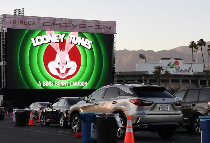 Autocine con animaciones de Bugs Bunny