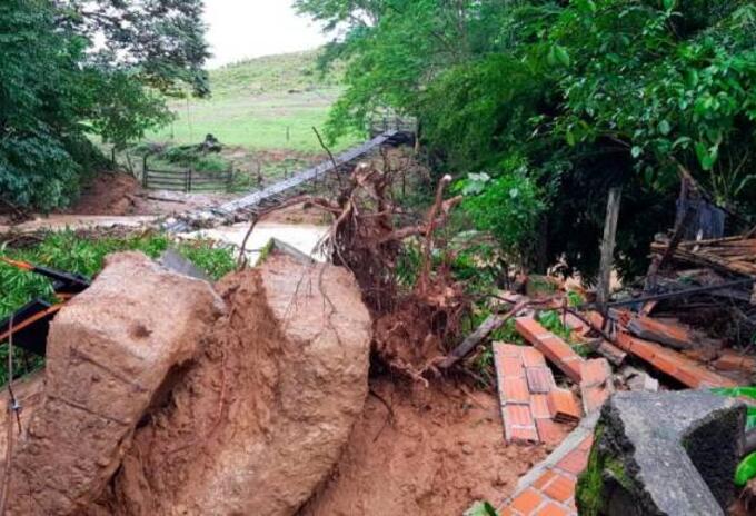 Varios ríos desbordados y un puente colapsado son algunas de las afectaciones