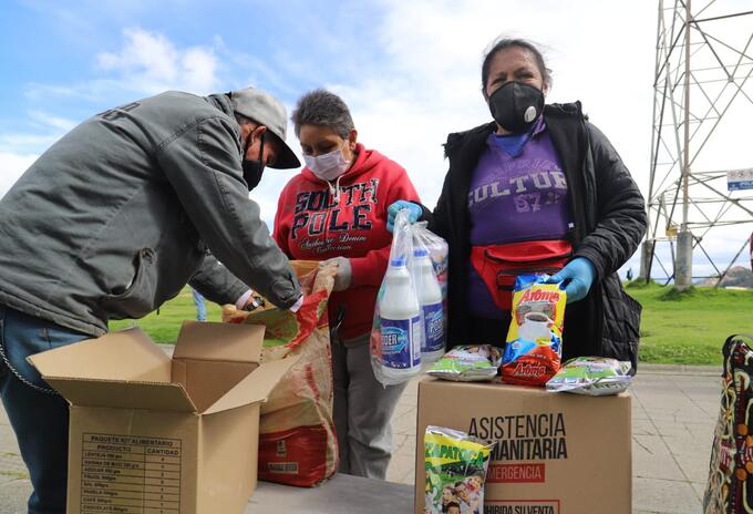 Vendedores informales de Bogotá reciben ayudas en la pandemia