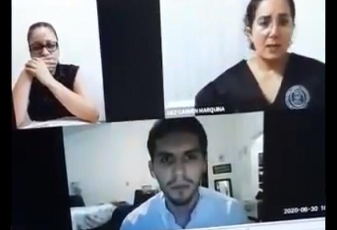 Abogado es regañado en plena audiencia por Zoom al no llevar pantalones