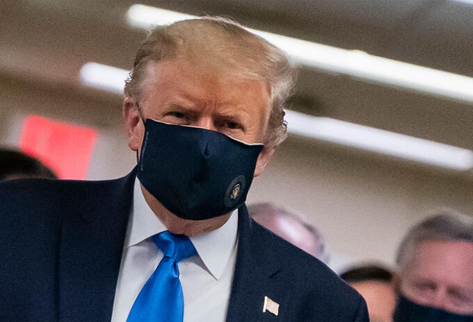 Donald Trump con tapabocas