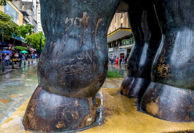 Las esculturas han sido rayadas con objetos cortopunzantes.