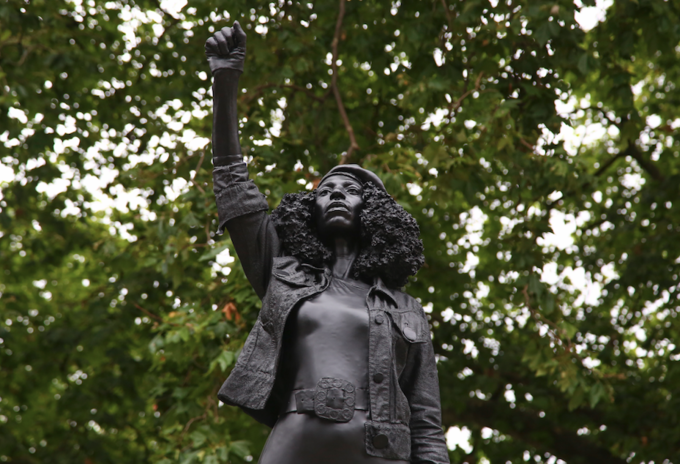 Estatua de Jen Reid, manifestante de Bristol contra el racismo
