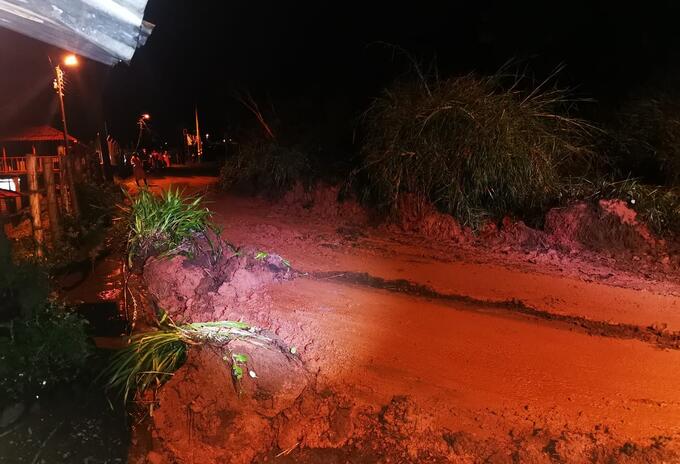 Aguaceros en Sevilla dejaron daños en las vías e inundaciones en varios barrios de este municipio.