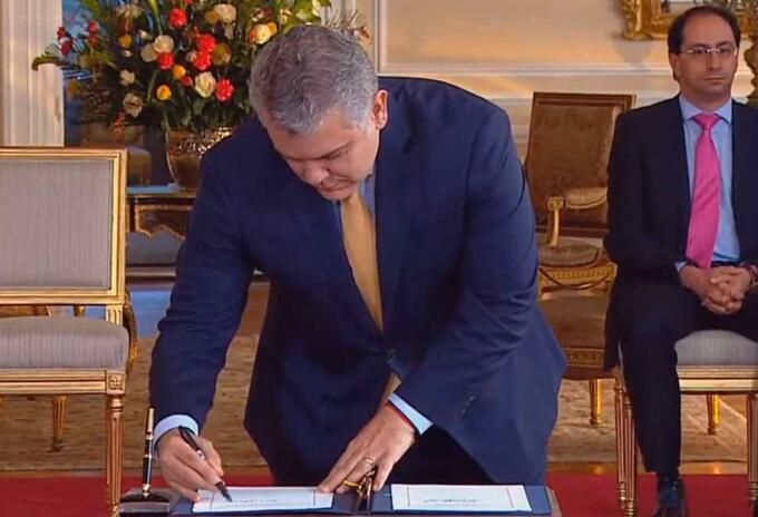 Duque firma