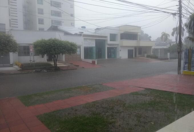 El vendaval estuvo acompañado por lluvias.