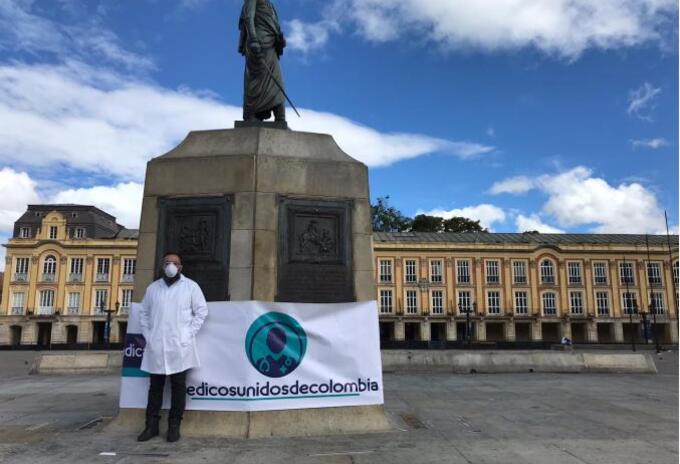 El cirujano Roberto Angulo Rodríguez protestó en la Plaza de Bolívar.