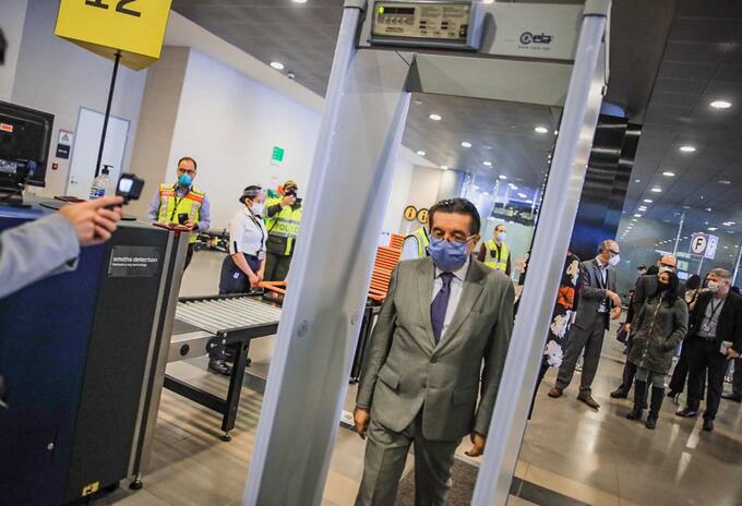 Ministro de salud en el Aeropuerto ElDorado
