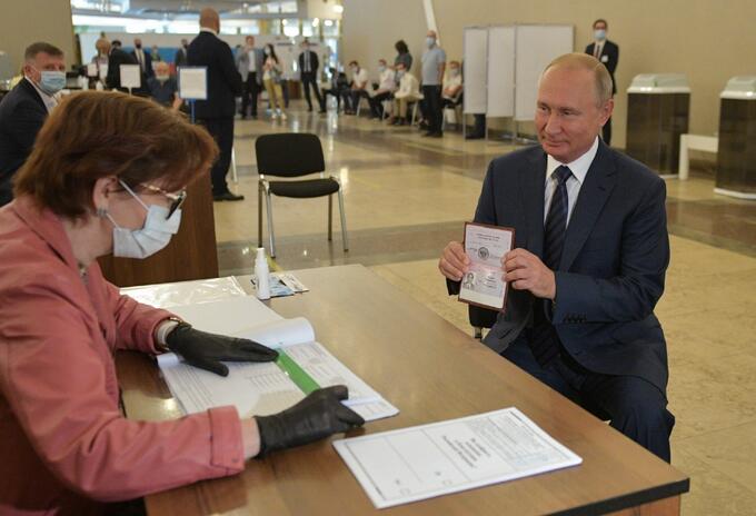 Vladimir Putin votando la reforma constitucional en Rusia