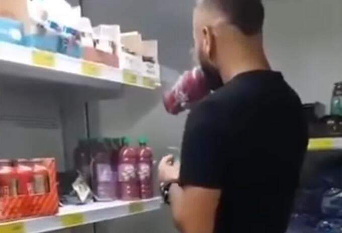Hombre prueba jugos en D1