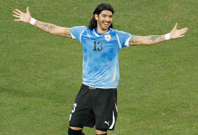 Sebastián el 'Loco' Abreu jugando con la Selección de Uruguay.