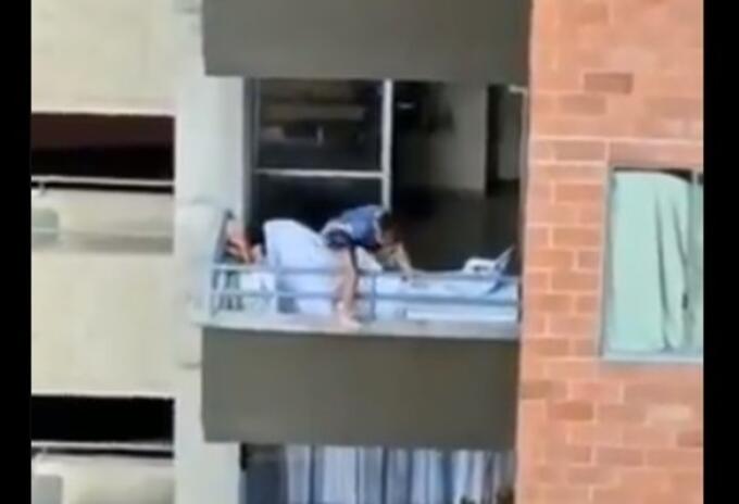 Momento en el que la niña juega en el balcón.