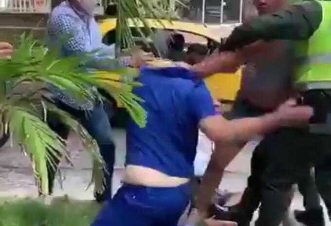 El galeno fue agredido por dos personas en las afueras de un centro asistencial.