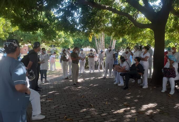 Médicos del hospital en Cese de actividades.