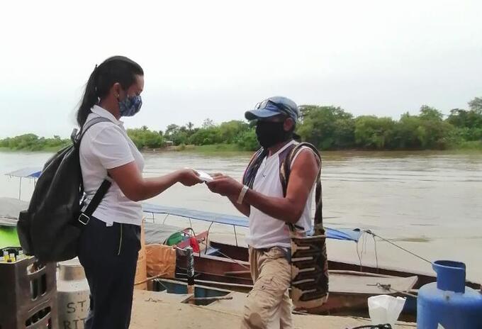 El cartero lleva la correspondencia a zona rural del Bajo Cauca.