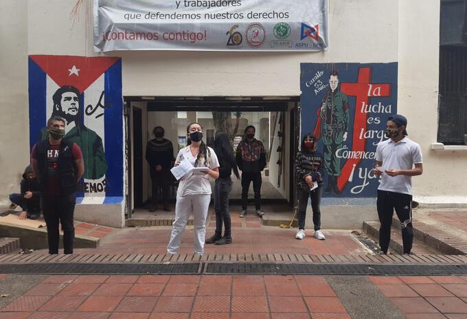 Estudiantes se encadenan en las sedes de la Universidad Nacional y Pedagógica para pedir matrícula Cero