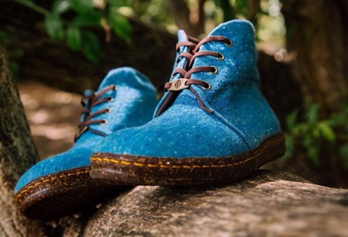 Zapatos hechos con material reciclable.