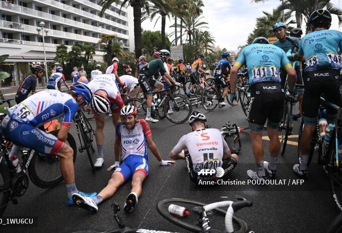 Thibaut Pinot sufrió caída en la etapa 1 del Tour de Francia
