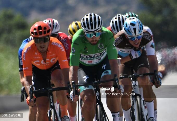 El líder de la clasificación general el corredor local Julián Alaphilippe (Deceuninck-Quick Step)