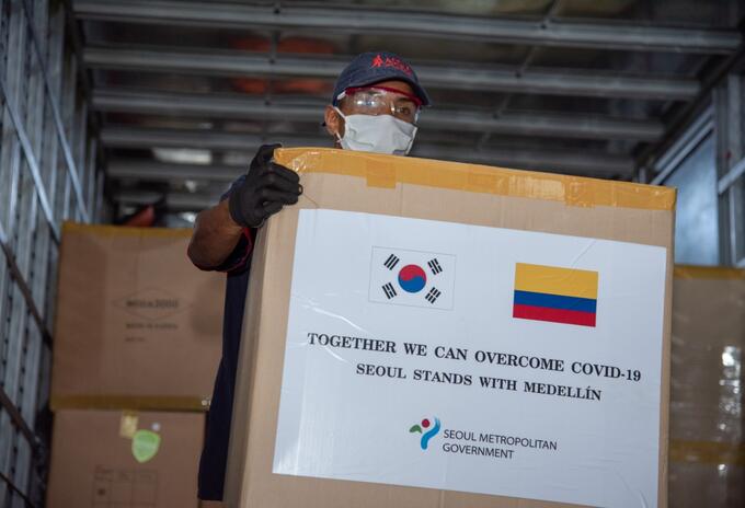 Los trajes fueron transportados desde Seúl con todos los protocolos de bioseguridad.