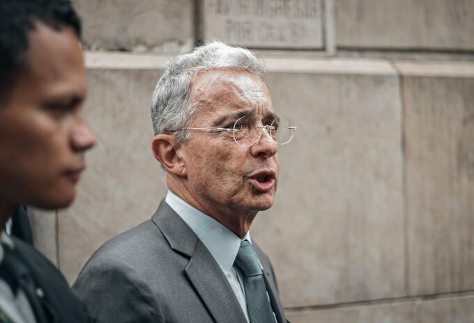 URIBE EN LA CORTE URIBE EN LA CORTE