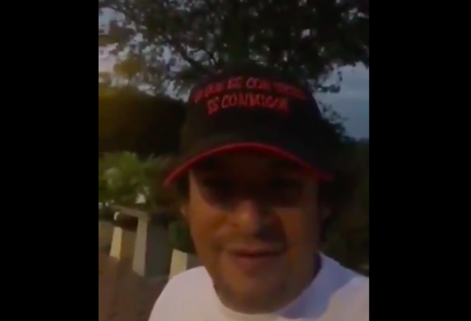 Senador Gabriel Velasco afirmando que los animales gritan arengas en favor de Álvaro Uribe.